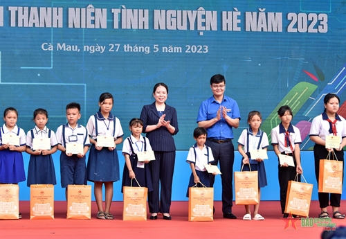 Phó chủ tịch nước Võ Thị Ánh Xuân dự Lễ ra quân chiến dịch Thanh niên tình nguyện hè tại Cà Mau

